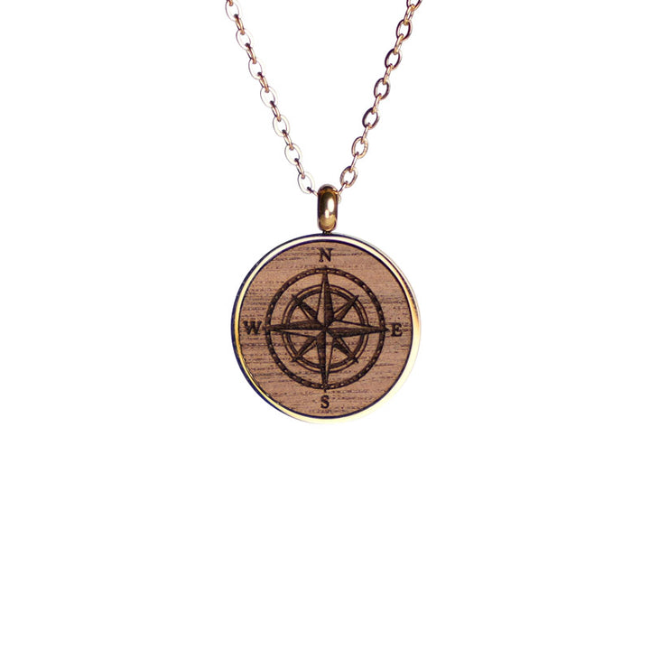 kompasshalskette motiv aus nussbaum in vergoldeten fassung 

