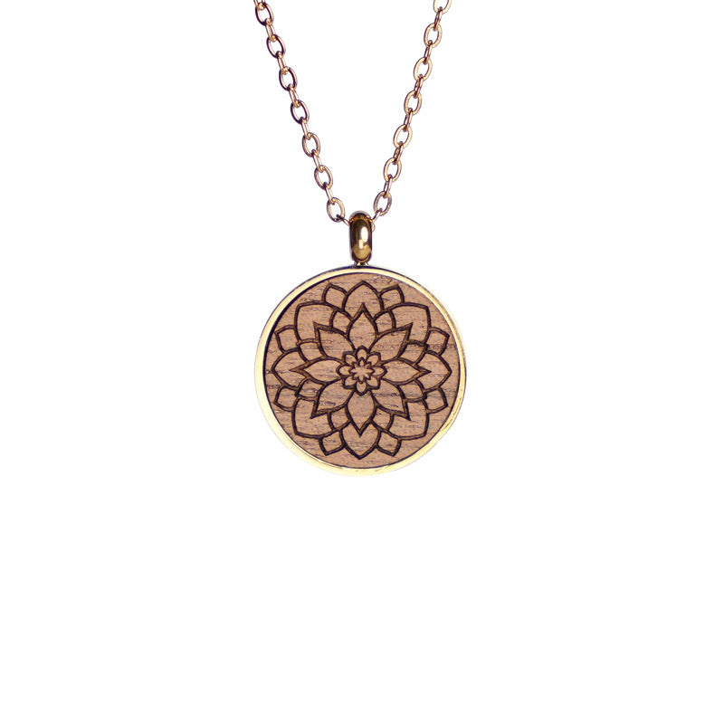 holzschmuck halskette mandala blume motiv auf nussbaum graviert in eineredelstahl 18k vergoldeten fassung mit kette 