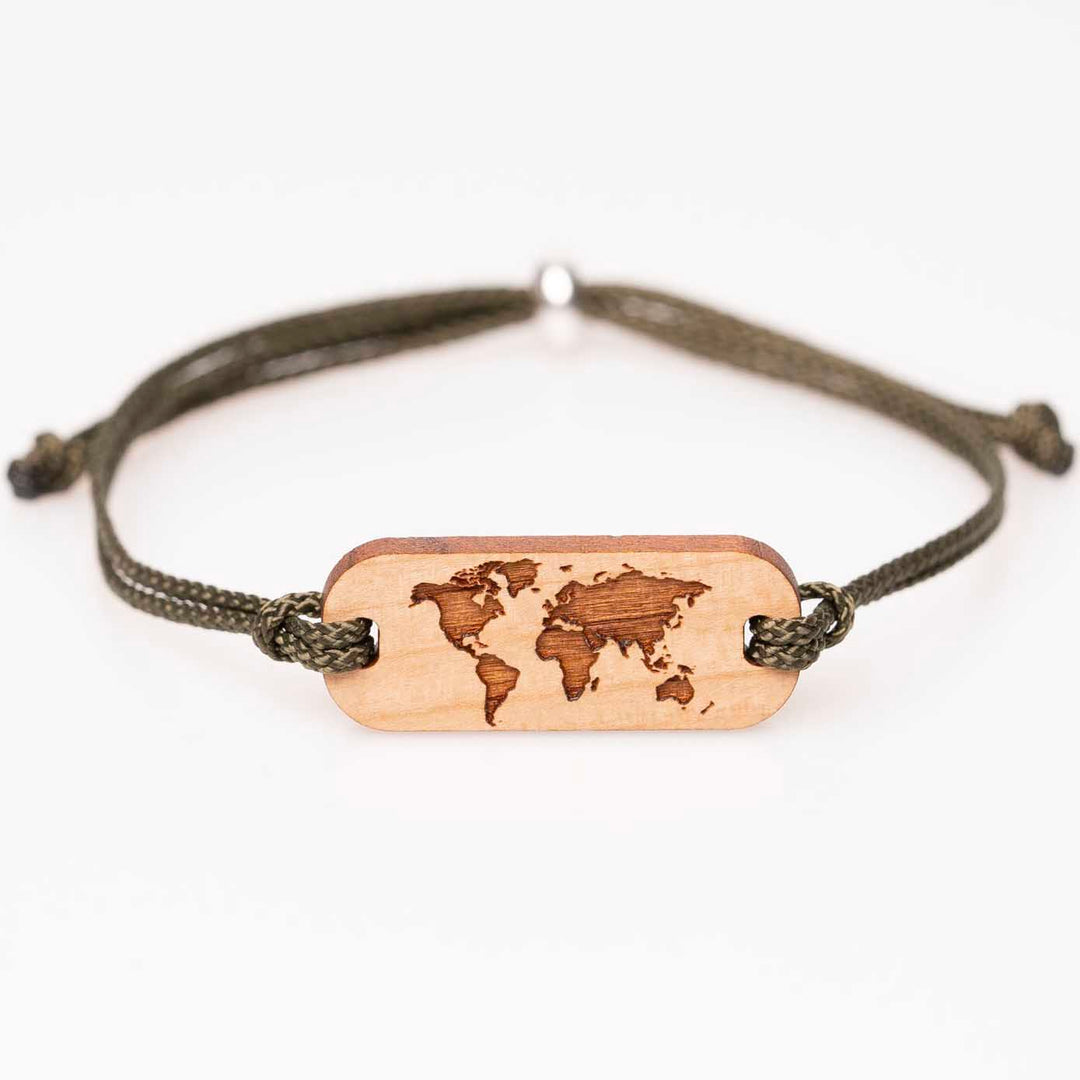 Holzarmband aus Kirschholz mit Weltkarten-Gravur und olivgrünem Nylonband, individuelles Holzschmuck-Geschenk für Reiseliebhaber