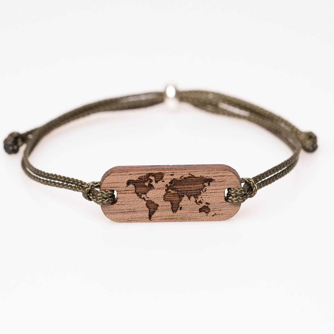Armband aus Nussbaumholz mit graviertem Weltkarten-Motiv, olivgrünes Nylonband, individueller Holzschmuck mit Wunschgravur, ideale Geschenkidee für Globetrotter