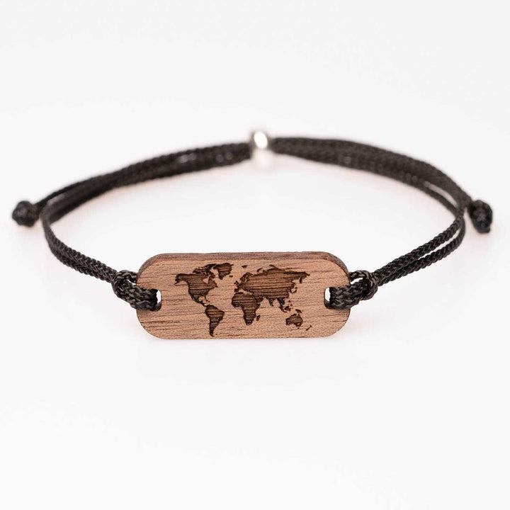 Modernes Nussbaum-Holzarmband mit filigraner Weltkarte, schwarzes Nylonband, personalisiertes Armband als Geschenk für Reise-Fans und Abenteurer