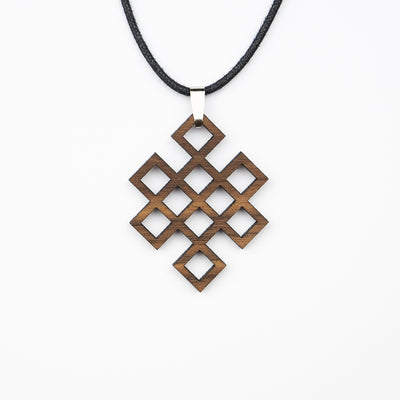Endlosknoten Amulett in Nussbaum