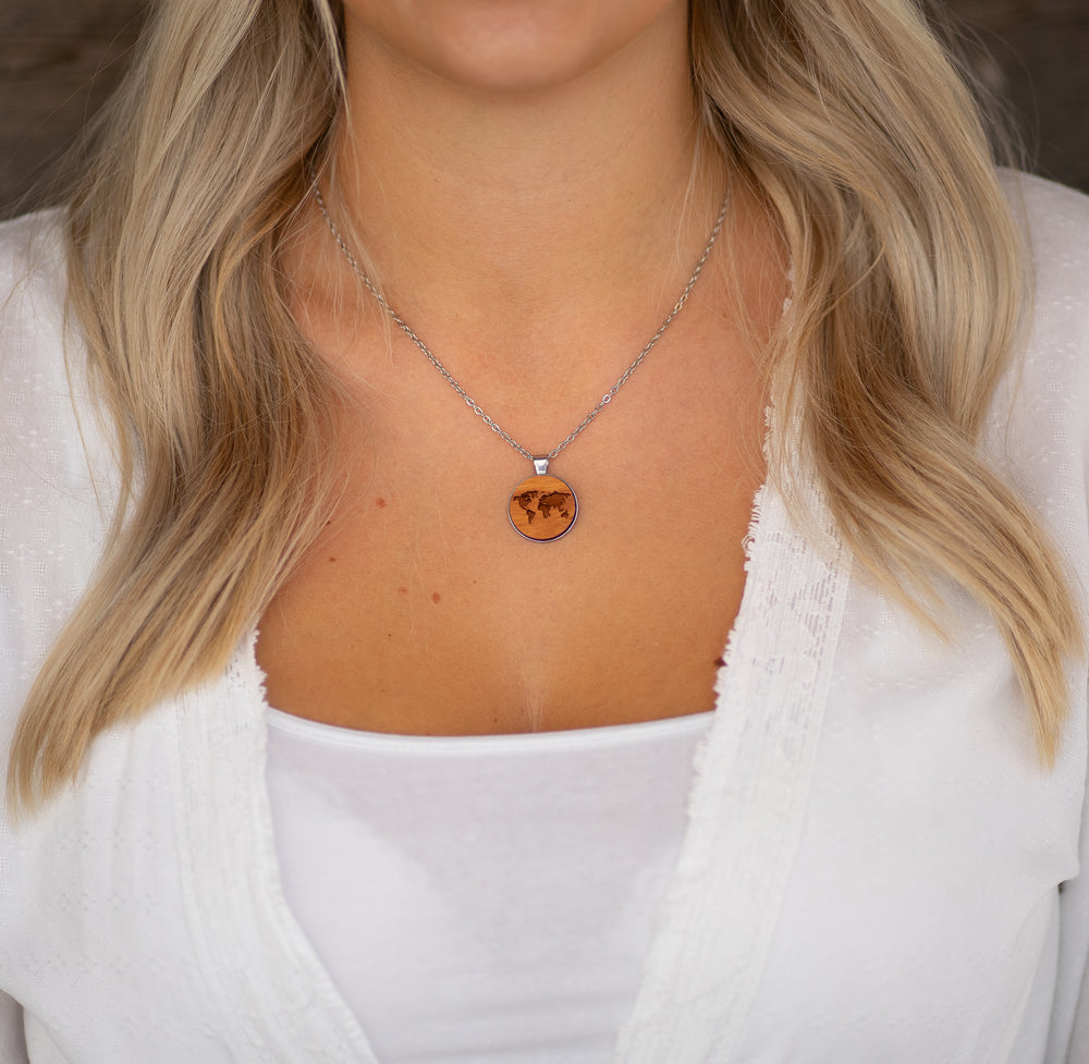 Weltkarte Halskette Kirschholz Holzschmuck 